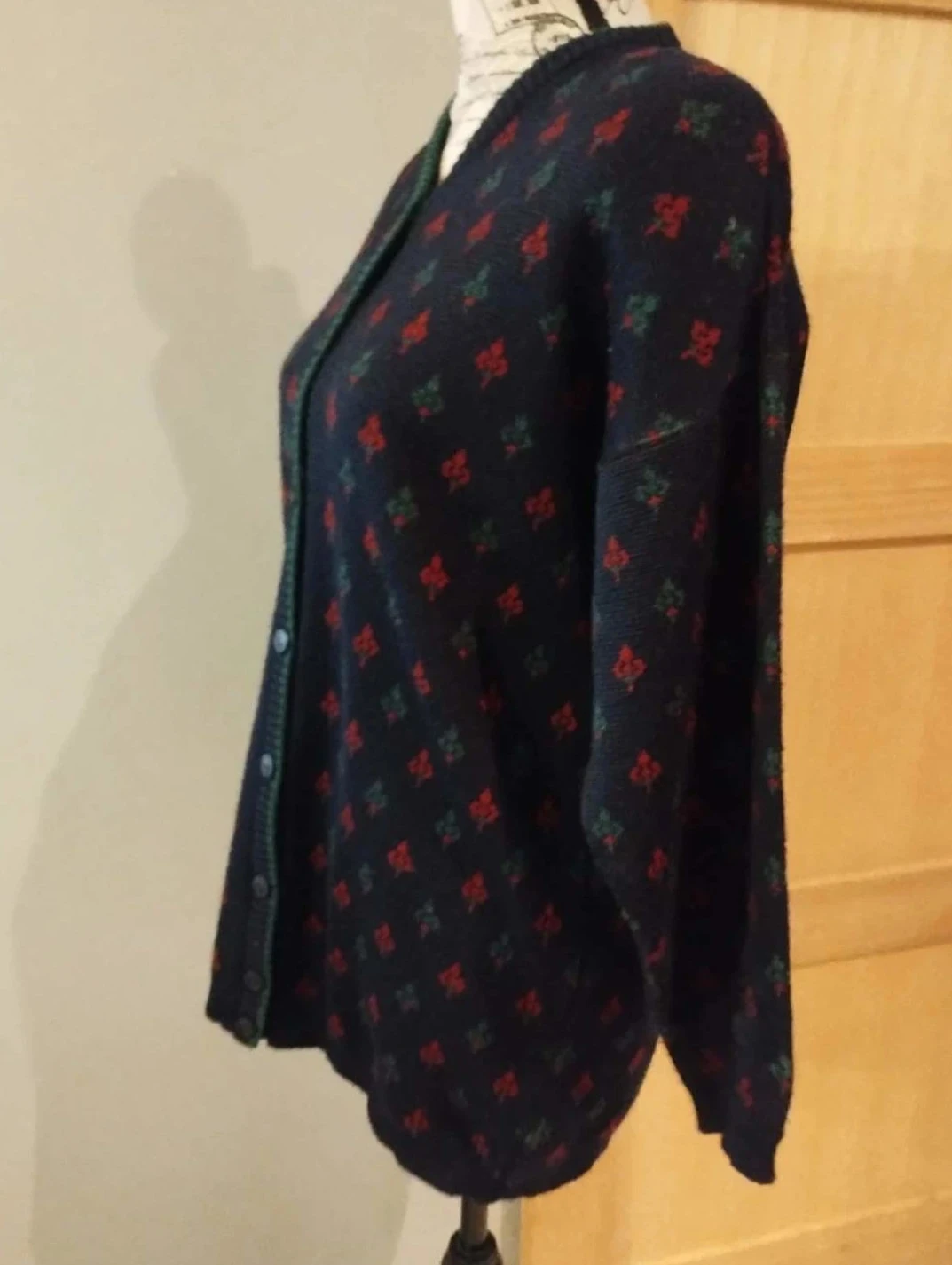 Cardigan azul marino con motivos rojos y verdes, St-Michael, T36/38 – photo 3